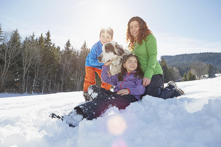 享受在雪中玩耍的一家人图片