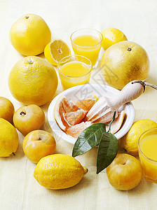 有新鲜柠檬和果汁图片