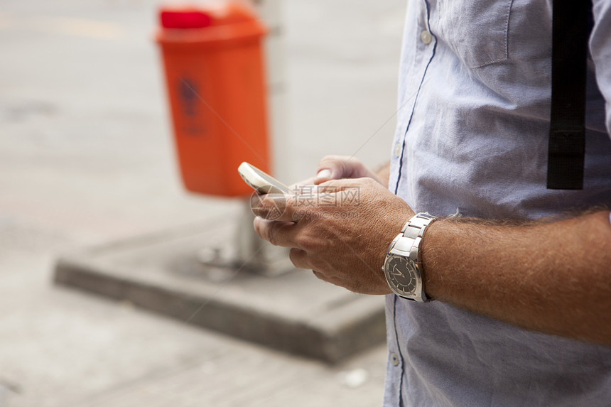 在街上用手机上发短信的人图片