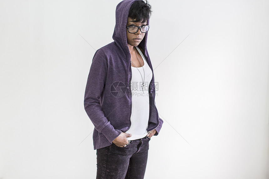 穿着紫色卫衣白色背心的年轻女性肖像图片