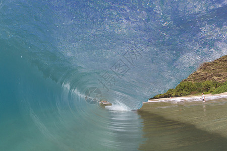 表面弯曲的海浪图片
