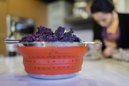 沥水碗厨房柜台一碗沥水的新鲜紫甘蓝背景