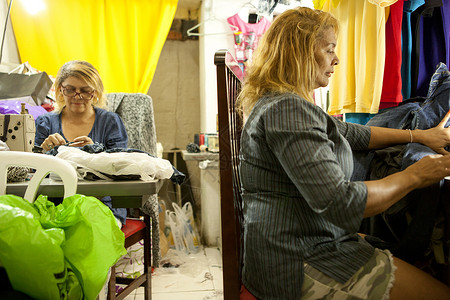 在车间缝纫机工作的两名女裁缝图片