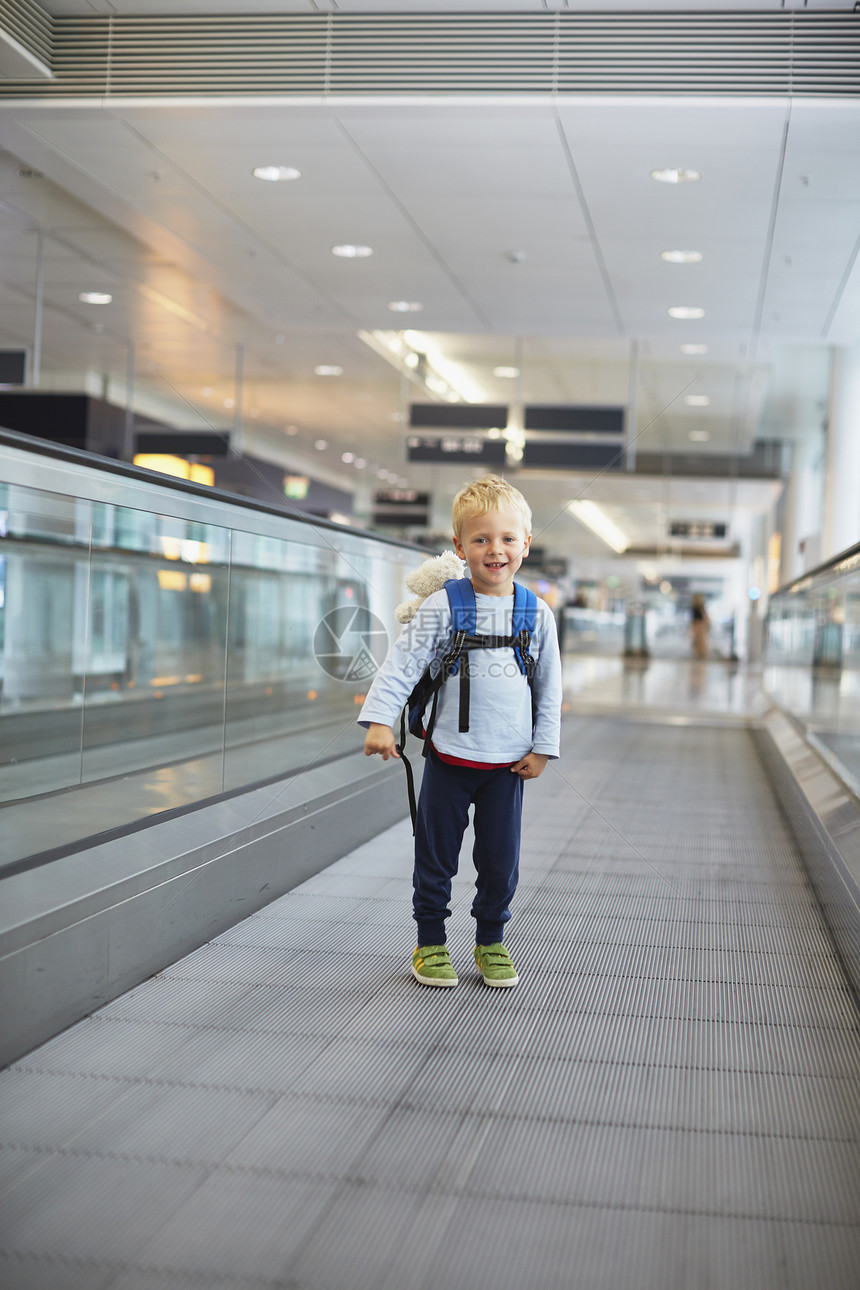 德国慕尼黑机场行走道上的可爱男孩图片