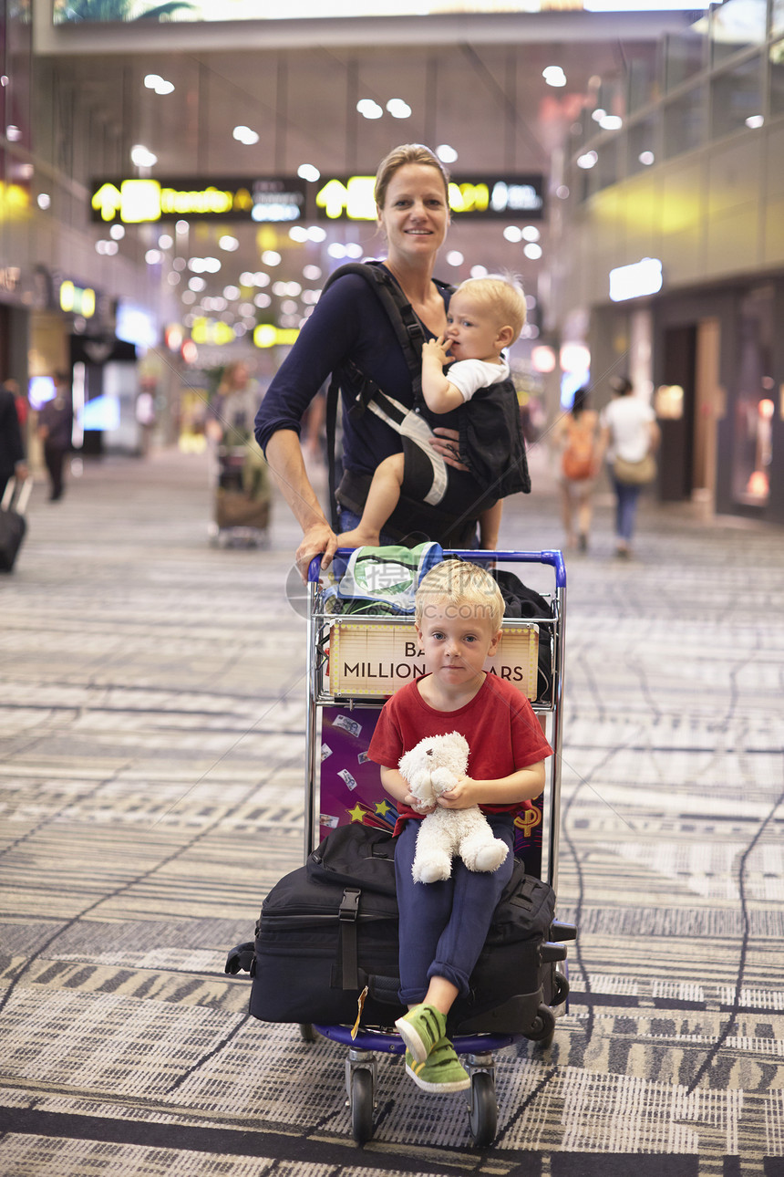 新加坡机场中成年妇女带着两名小孩图片