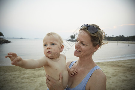 新加坡海滩上母亲和婴儿男孩的肖像图片
