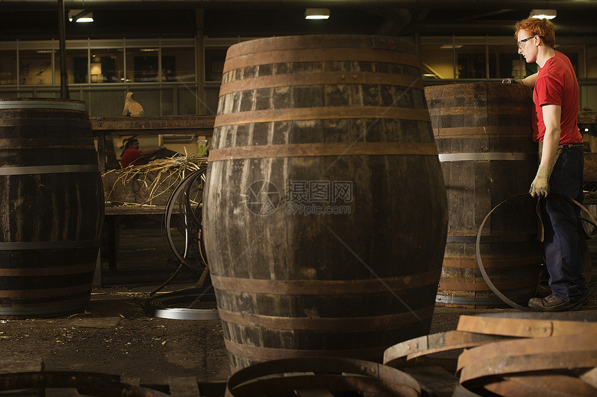 酒窖中的威士忌酒桶图片