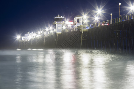 在美国加利福尼亚州夜间码头的灯光图片
