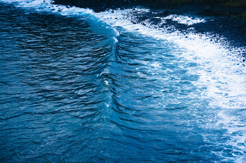 海上的潮汐波浪图片