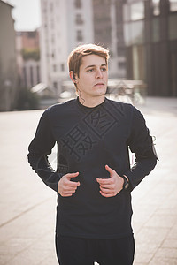 城市广场跑步的年轻人图片