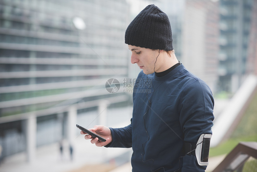 男青年在步行桥上使用手机图片