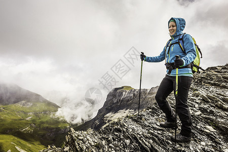 瑞士女人登上山峰图片