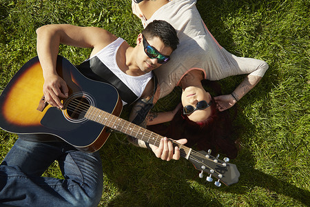 躺在草地上弹吉他的情侣图片
