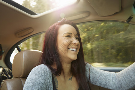 驾驶汽车微笑的年轻女子图片