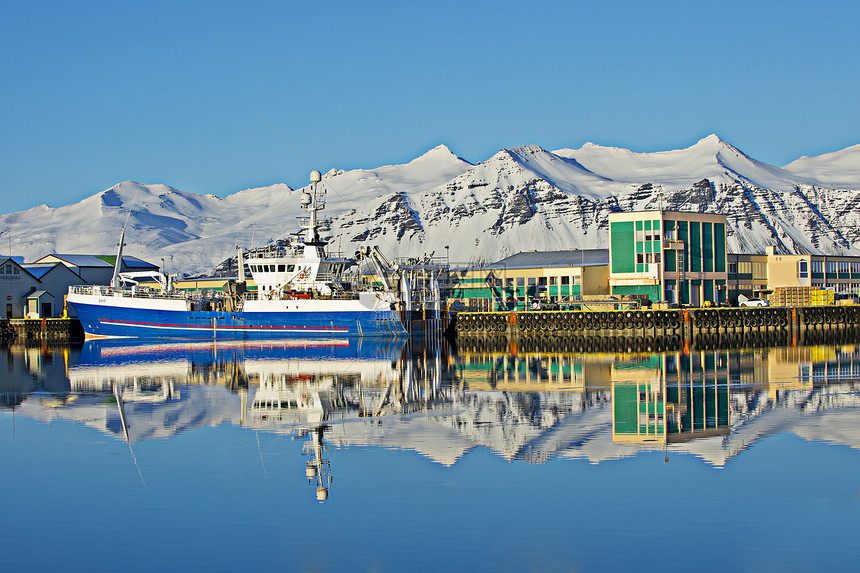 冰岛山脉下的霍芬港湾渔船景象图片