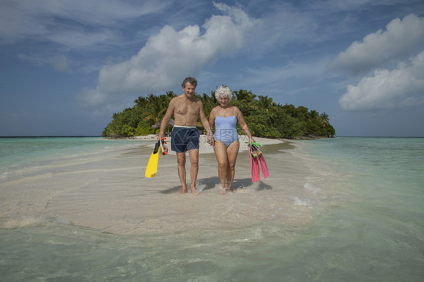 老年夫妇在马尔代夫度假图片