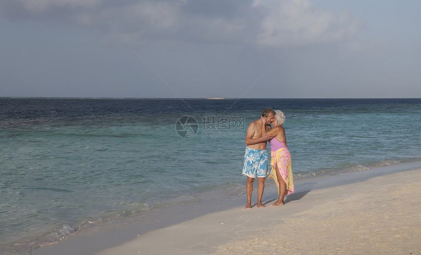 老年夫妇在沙滩上拥抱图片