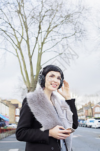 戴耳机的年轻女性图片