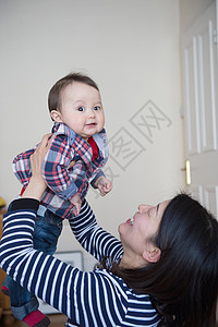 母亲抱起男婴儿举起来图片