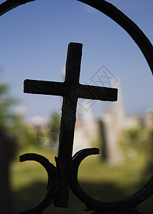 在蓝天背景前的十字架图片