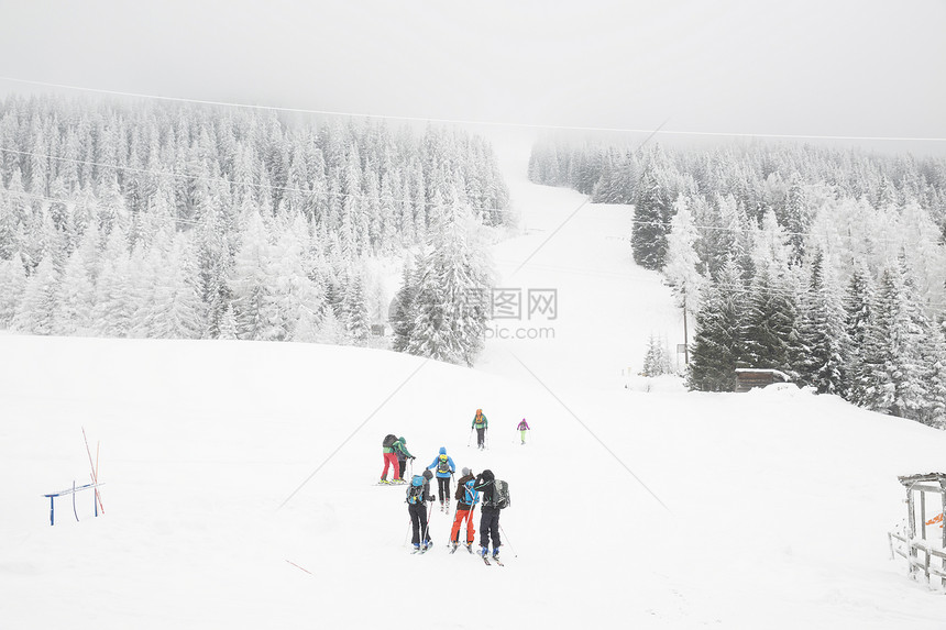 奥地利蒂罗尔滑雪斜坡上的人图片