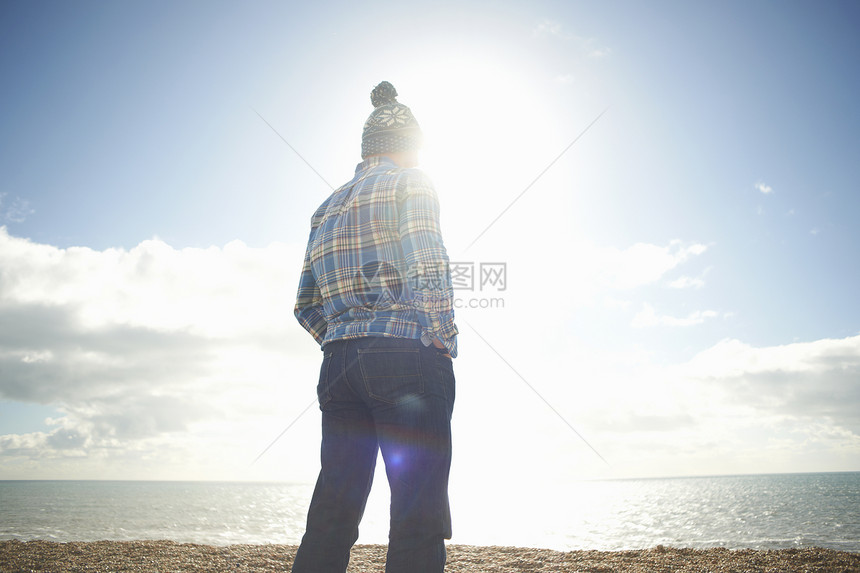 站在海滩向远处望去的男性图片