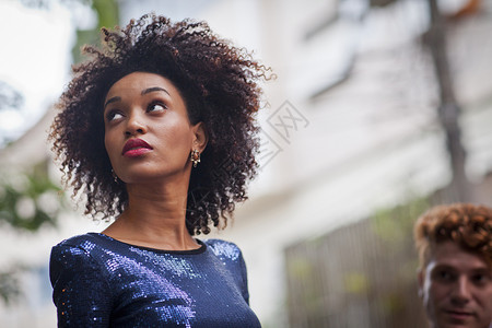 年轻女人抬头向上看图片