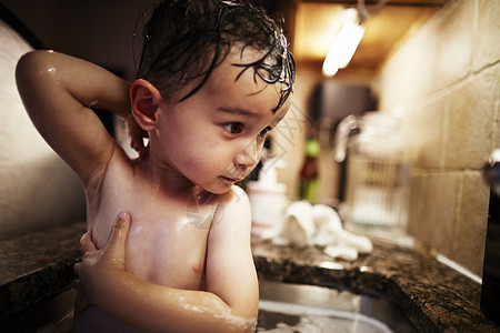 男孩在水槽中洗澡图片