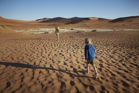 在沙漠中行走的母子图片