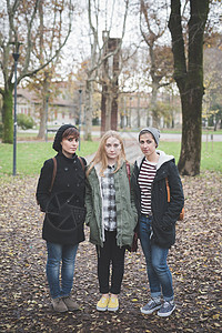三个姐妹在公园里合影图片