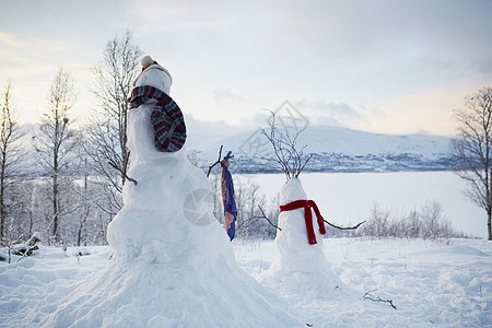 戴着围巾的雪人图片