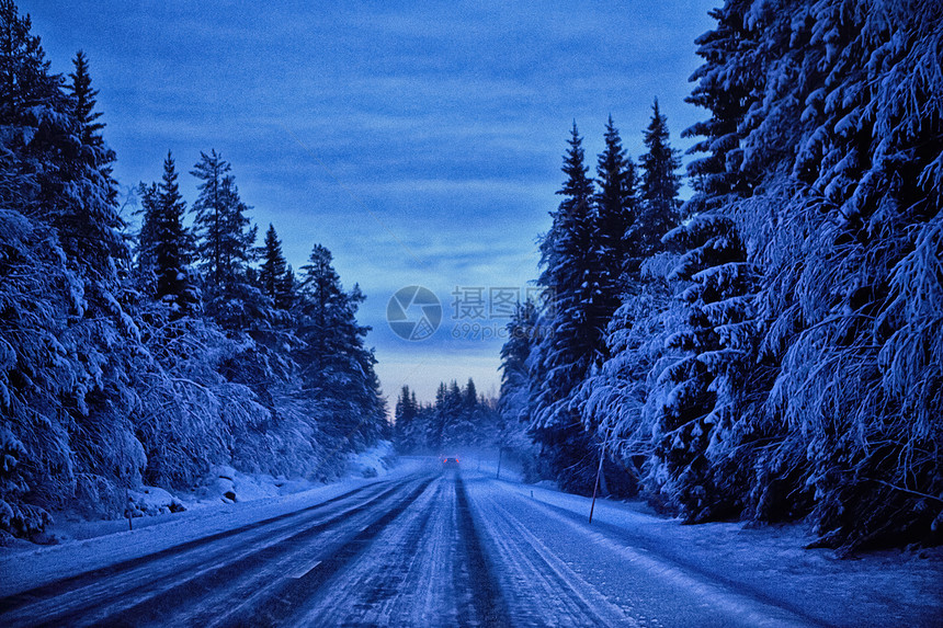 瑞典黄昏时雪覆盖高速公路图片