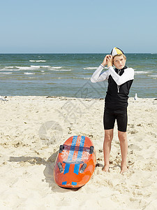 儿童冲浪者戴上帽子图片