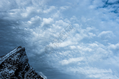 山顶和风暴云图片