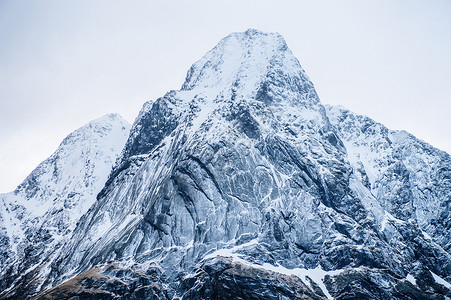 挪雪的雪山图片