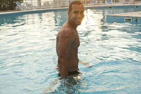 游泳池里的中年男子图片