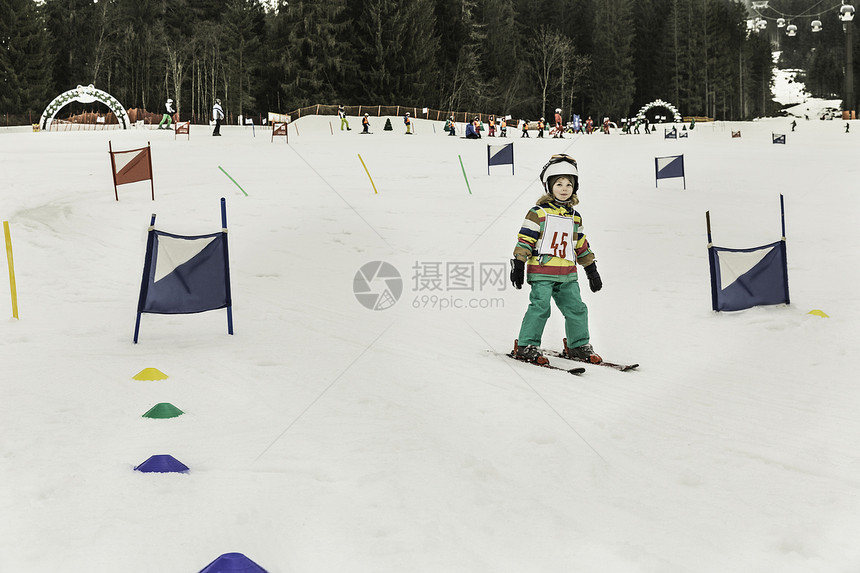 年轻女孩滑雪图片