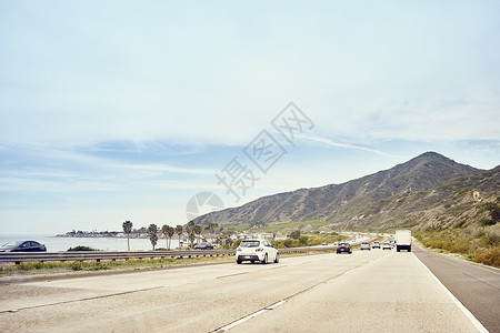 美国加利福尼亚州马里布沿海公路上的汽车图片