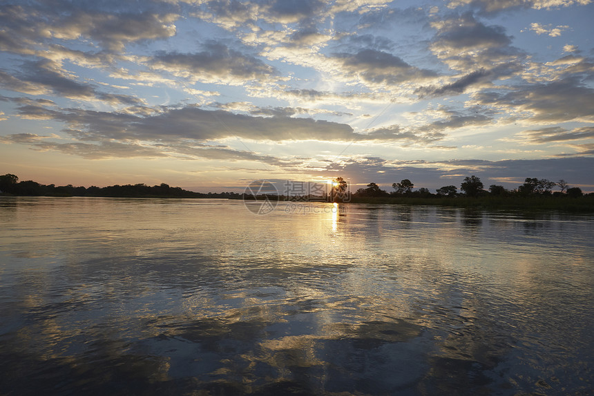 纳米比亚卡普里维河上的日落图片