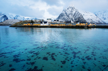 雪峰前的挪威渔村图片