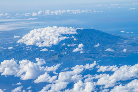 通过云层观察夏威夷海图片