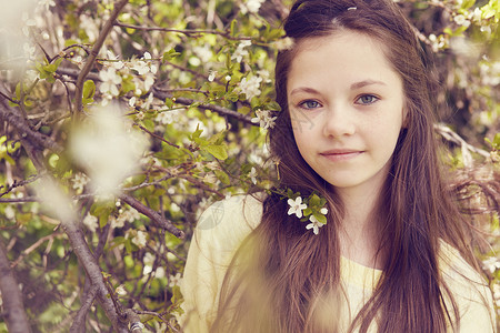 开花的树枝旁漂亮女孩的肖像漂亮的高清图片素材