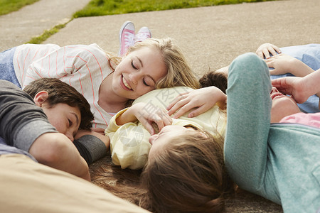 5名青少年一起躺在路上晒太阳图片
