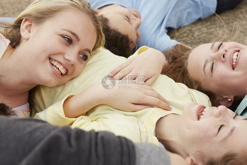 5名青少年一起躺在路上大笑图片