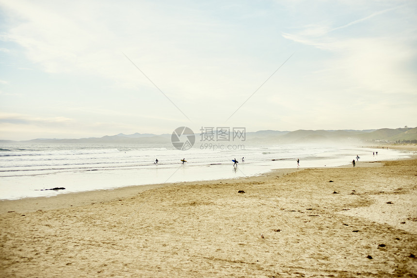 海岸远处冲浪者的景象图片