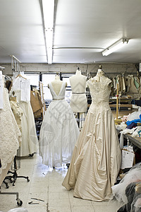 在时装设计室的婚纱背景图片