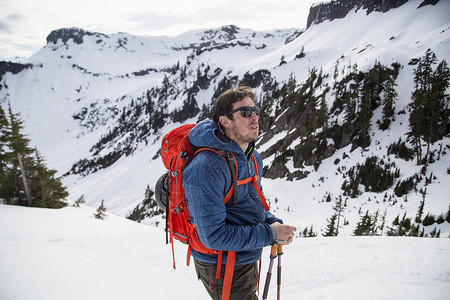 雪山上的年轻男滑雪运动员图片