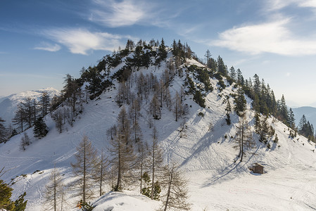 奥地利巴德伊施尔雪覆盖山的景象高清图片