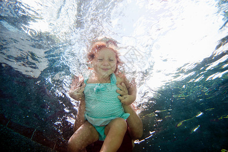 女孩水下学习游泳图片