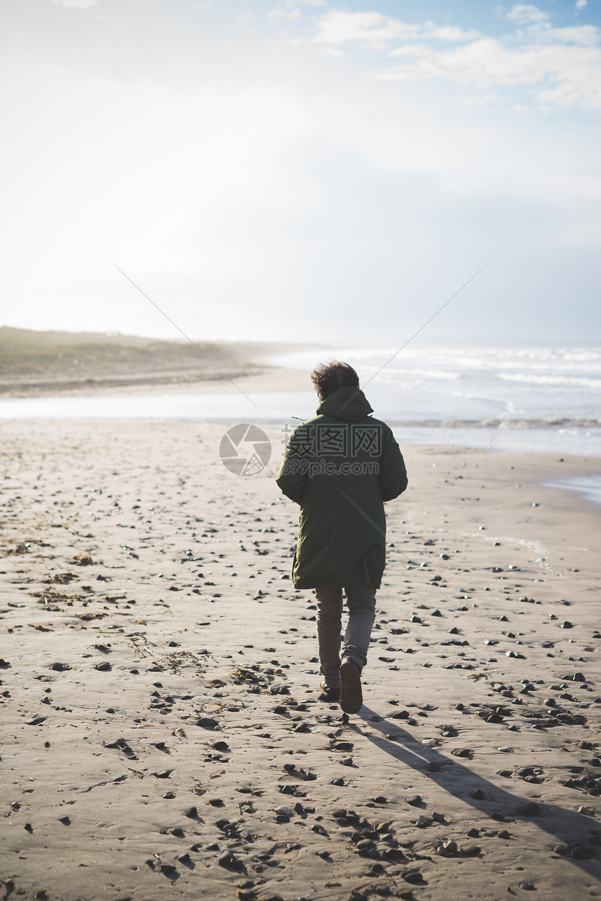 男青年站在海边背影图片